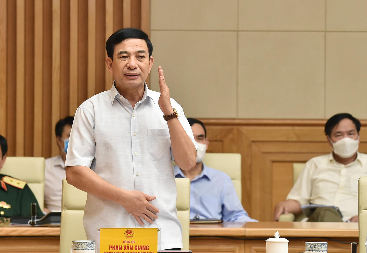 Bộ trưởng Bộ Quốc phòng Phan Văn Giang phát biểu tại cuộc họp. Ảnh: VGP/Nhật Bắc