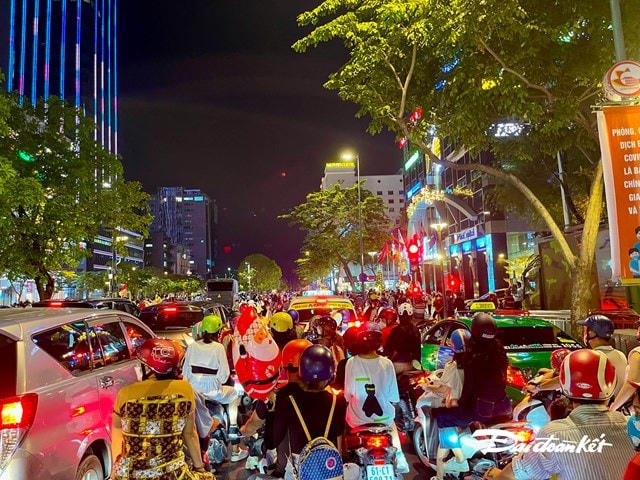 Hai bên đường dọc phố đi bộ Nguyễn Huệ, đông nghịt phương tiện lưu thông.