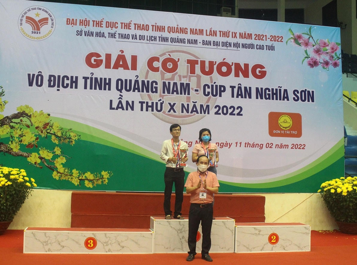 Ông Phạm Quốc Hùng trao cúp cho 2 kỳ thủ nam, nữ đoạt huy chương vàng.