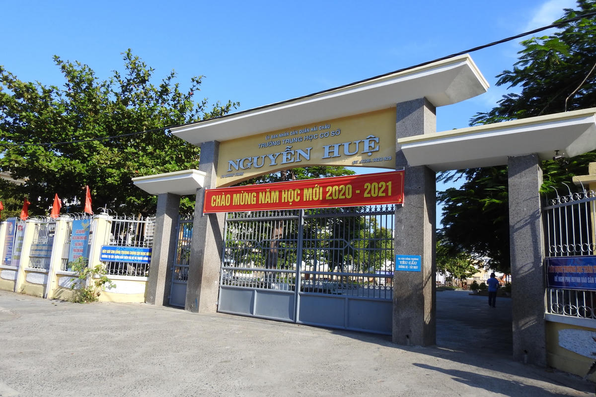Trường THCS Nguyễn Huệ, phường Thạch Thang, quận Hải Châu (Đà Nẵng) đóng cổng trong ngày khai giảng năm học mới. Ảnh Bình Nguyên.