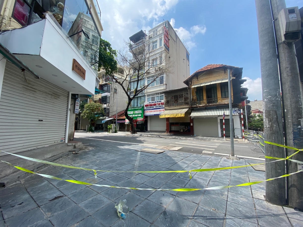 Khu vực này đa phần cho thuê cửa hàng nên thời điểm này đa phần các nhà đều đóng cửa. 