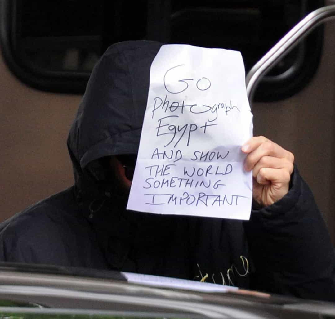 Benedict Cumberbatch từng che mặt bằng cách giơ một tấm biển có nội dung: "Hãy chụp ảnh Ai Cập và cho cả thế giới thấy điều gì đó quan trọng".  