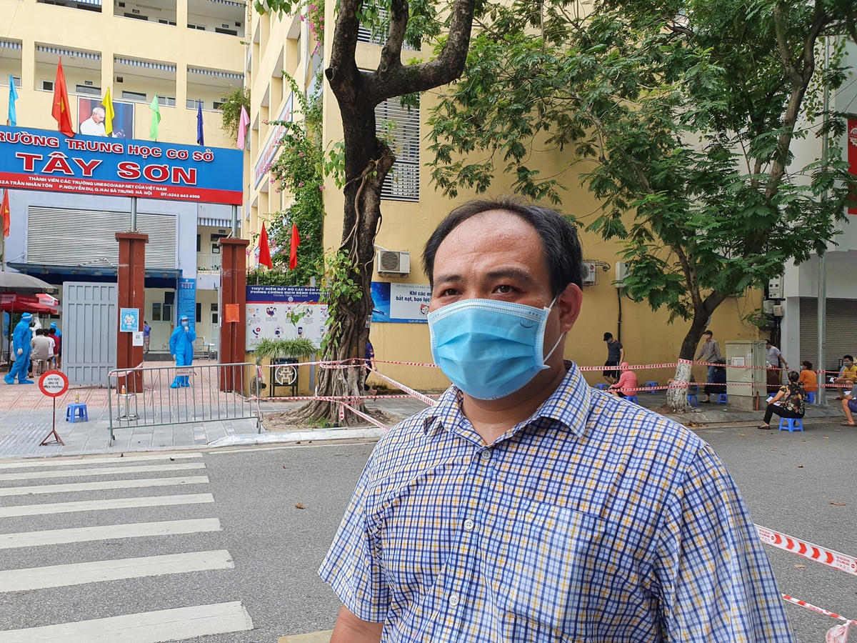 Ông Dương Minh Đức, Chủ tịch UBND phường Nguyễn Du cho biết, nhìn chung người dân thực hiện nghiêm chỉnh theo đúng hướng dẫn của ban tổ chức. Tuy nhiên nhiều người vẫn còn tâm lí lo sợ, e dè. Trong ngày hôm nay, chúng tôi sẽ cố gắng lấy đủ số mẫu yêu cầu phục vụ công tác truy vết, phát hiện sớm các trường hợp có thể lây nhiễm trong cộng đồng. 