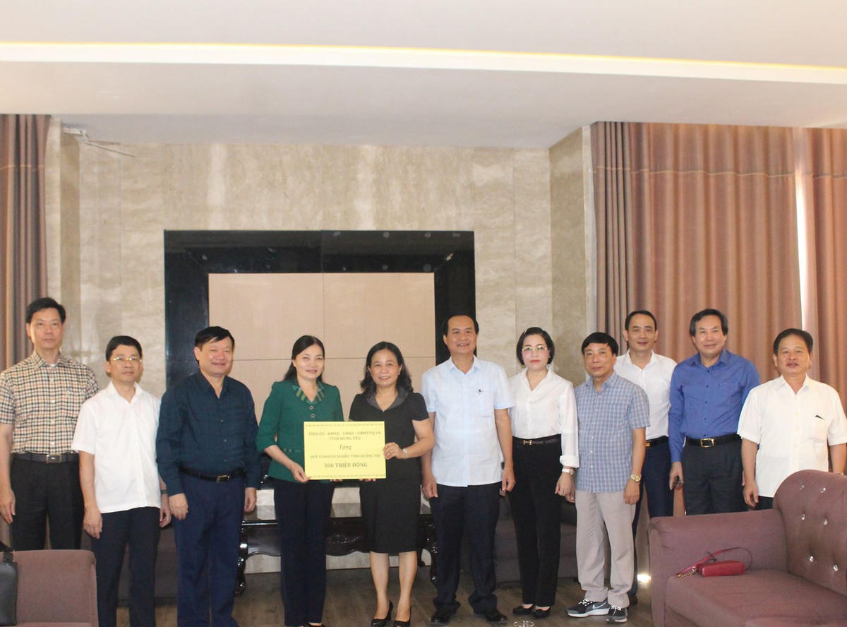 Đoàn công tác Tỉnh ủy Hưng Yên trao tặng 300 triệu đồng ủng hộ quỹ “Vì người nghèo”.