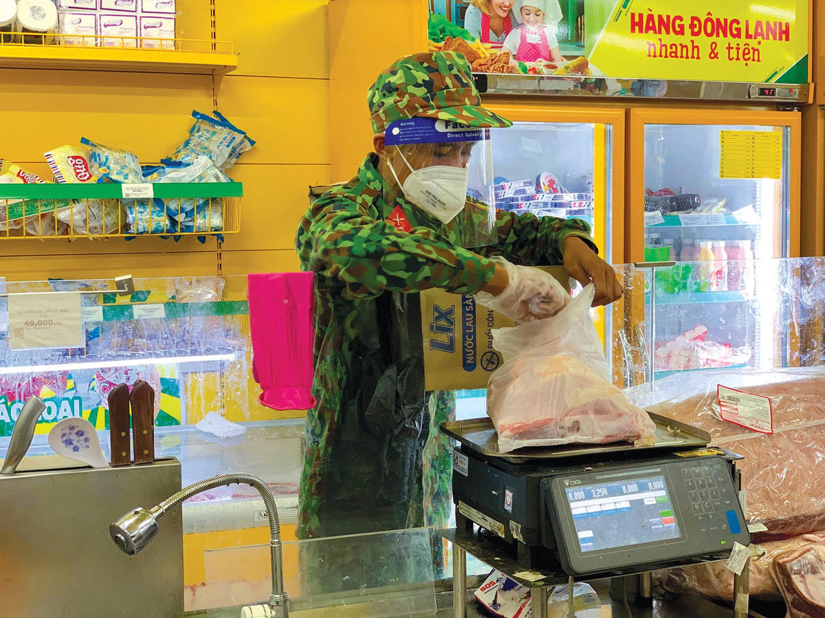 Bộ đội đi siêu thị giúp người dân.