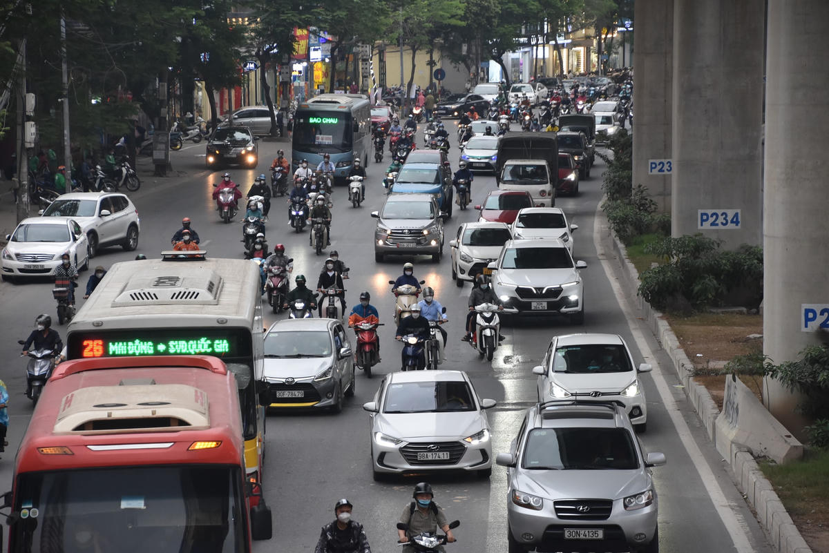 Càng về chiều tối, lượng phương tiện đổ về càng đông đúc...