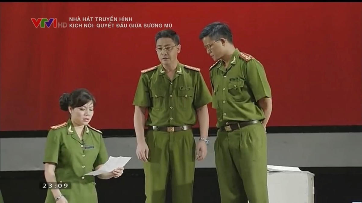 Thượng tá, NSND Nguyễn Thị Thúy Hiền trong vở kịch nói " Quyết đấu giữa sương mù".