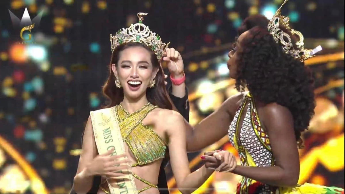 Hoa hậu Trần Tiểu Vy bày tỏ “Trời ơi, tất cả mọi người gào thét mún khóc chị Nguyễn Thúc Thùy Tiên ơi! Quá giỏi luôn rồi chị ơi. You did it !!! Miss Grand International 2021”.