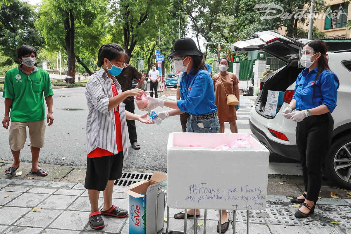 Mỗi suất ăn được phát kèm nước, đảm bảo cho người vô gia cư, người có hoàn cảnh khó khăn một bữa ăn đầy đủ. Ảnh: Quang Vinh. 