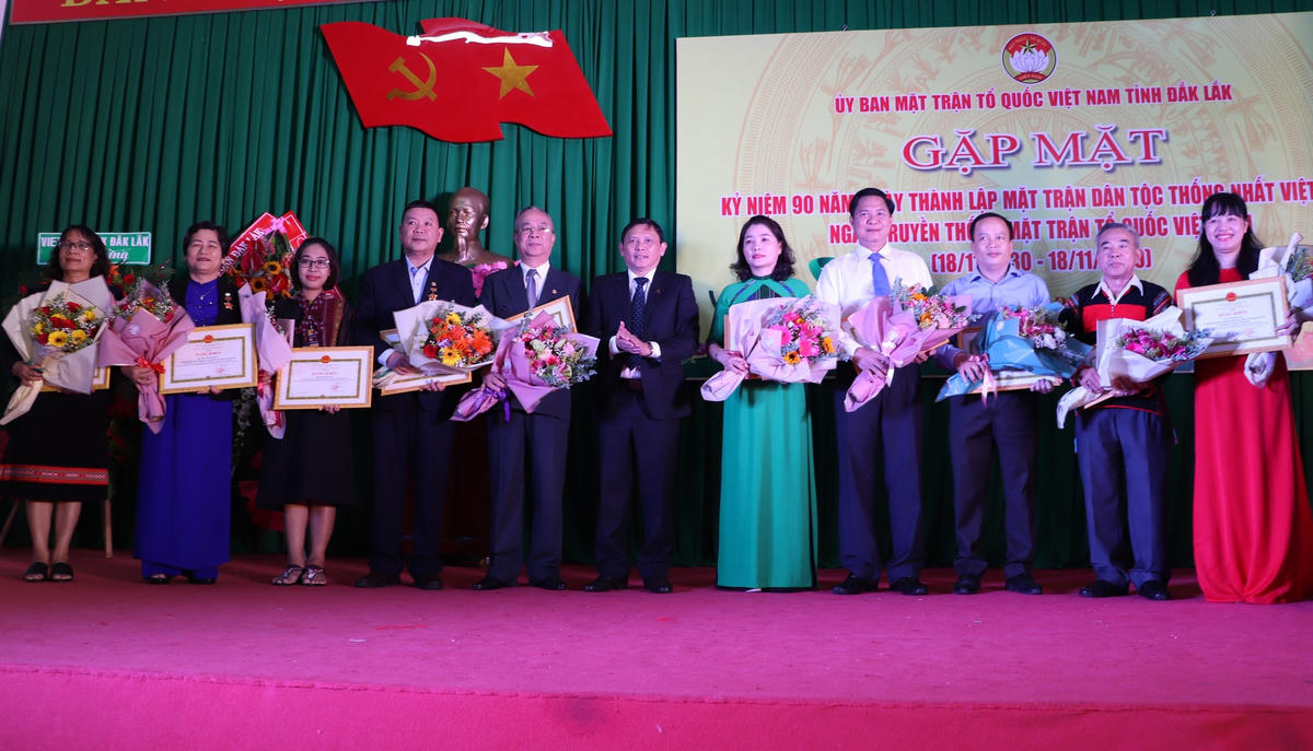 Khen thưởng cho các tập thể, cá nhân có thành tích xuất sắc trong sự nghiệp xây dựng khối đại đoàn kết toàn dân tộc.