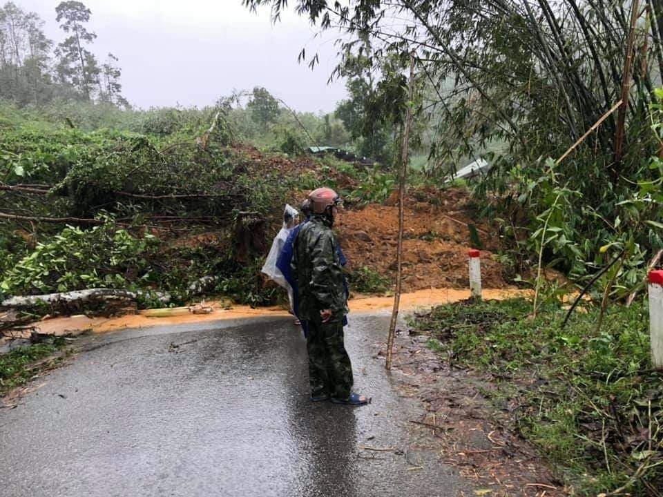 Nhiều người dân đến tìm kiếm nạn nhân.