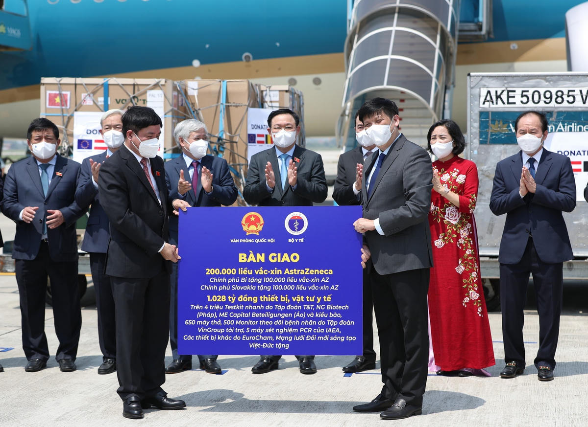 Bàn giao vaccine, trang thiết bị y tế cho Bộ Y tế. Ảnh: Quang Vinh.