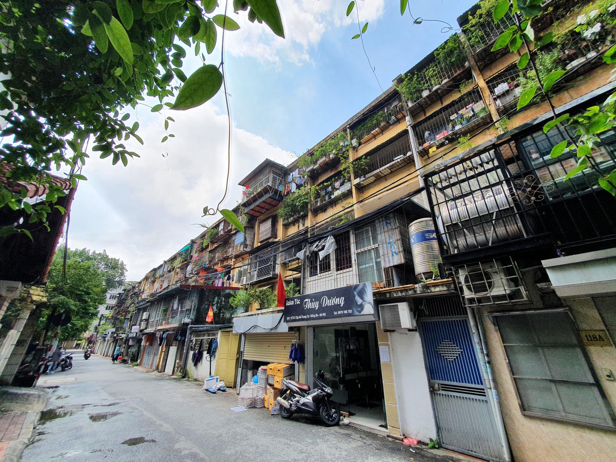 Cụ thể, trên địa bàn thành phố có khoảng 1.579 nhà chung cư cũ được xây dựng từ năm 1960-1994 và trước năm 1954. Hầu hết đã hết niên hạn sử dụng, trong đó có nhiều nhà chung cư cũ xuống cấp ảnh hưởng nghiêm trọng đến đời sống và có nguy cơ sụp đổ, nguy hiểm đến tính mạng và tài sản nhân dân.