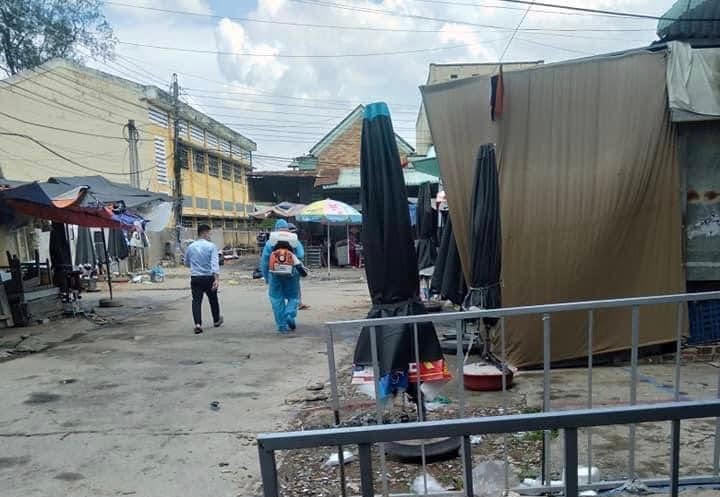Một khu chợ ở Cai Lậy bị phong tỏa, khử khuẩn.