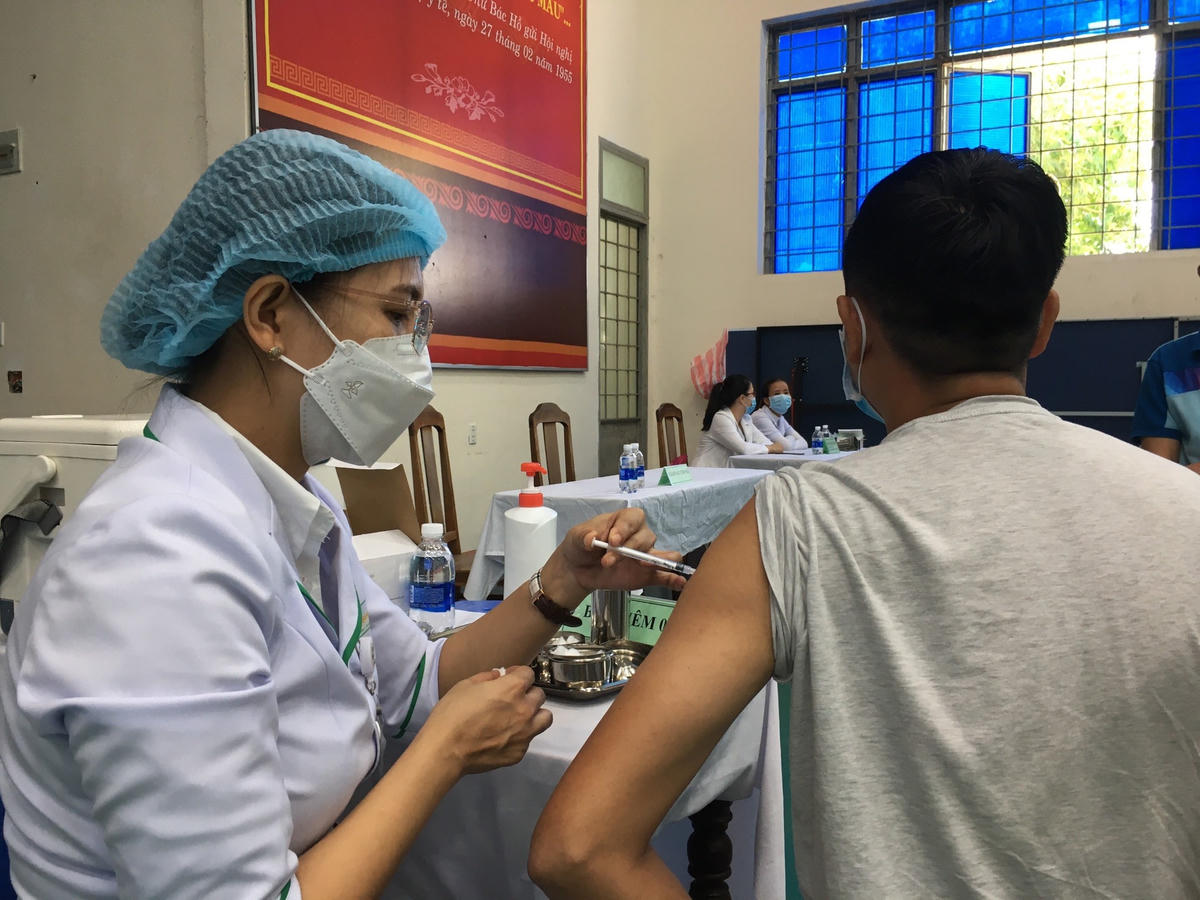 CDC Quảng Nam tiêm vaccine Covid-19 cho người dân.