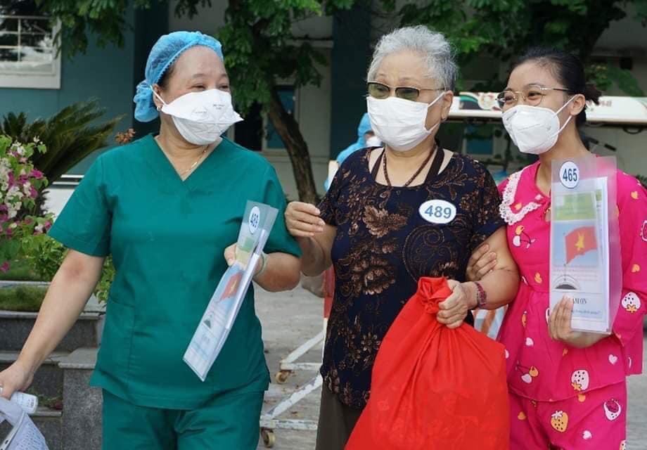 Điều dưỡng Đặng Thị Công (áo xanh) chia sẻ niềm vui với các bệnh nhân Covid-19 được công bố khỏi bệnh tại Đà Nẵng tháng 8/2020.  
