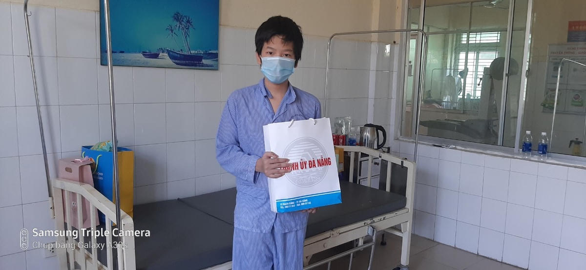 Các bệnh nhi mắc Covid-19 tại Bệnh viện phổi Đà Nẵng, nhận quà 1/6 của Thành ủy Đà Nẵng
