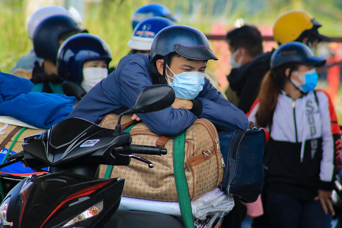 Do đi từ sáng sớm và chờ đợi đến trưa, một số người tỏ ra mệt mỏi. Trong đó, một thanh niên mặc đồng phục Grab đói lả, ngồi cúi gằm mặt và run lẩy bẩy. Thấy vậy, một số cán bộ đến hỏi thăm, tiếp tế thức ăn cho người này.