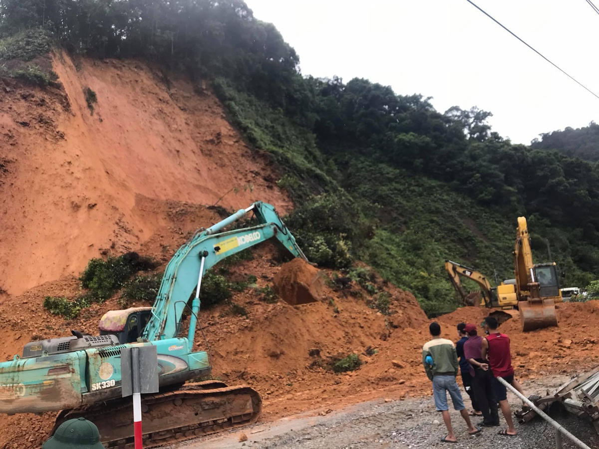 Đường lên Cửa khẩu quốc tế Cầu Treo tê liệt hoàn toàn.