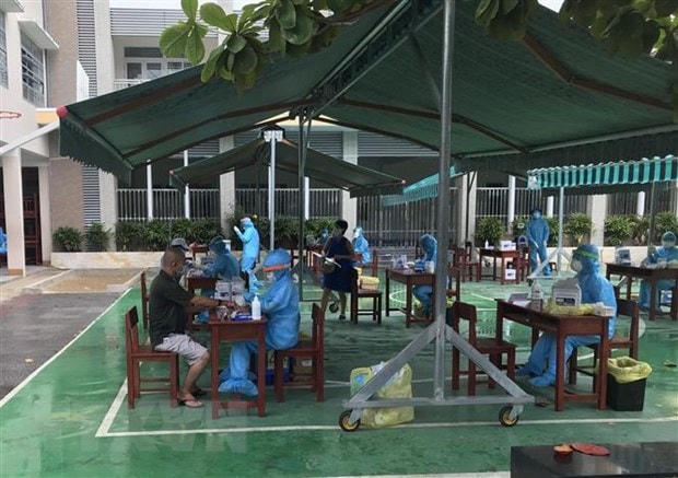 Người dân Đà Nẵng tiến hành xét nghiệm Covid-19. (Ảnh: TTXVN phát).  