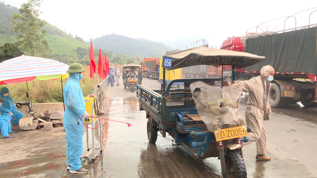 Người và phương tiện vận chuyển hàng hóa tại cửa khẩu Hoành Mô được kiểm soát, phòng dịch Covid-19 chặt chẽ. Ảnh: Báo Quảng Ninh.