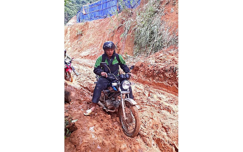 Thầy giáo Lò Văn Quang trên đường đến trường hằng ngày.