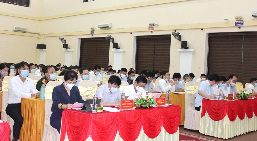 Các ứng viên đại biểu Quốc hội khóa XV và HĐND tỉnh Nghệ An khóa 18 tại Hội nghị triển khai tiếp xúc cử tri.