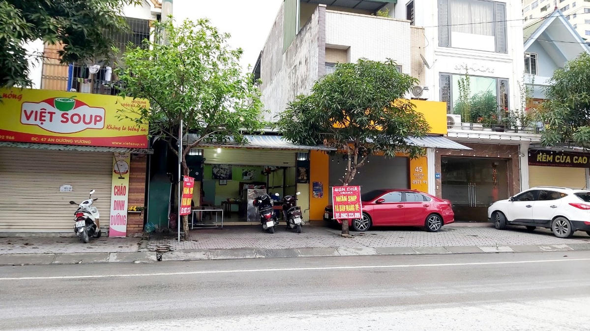 Quán ăn vắng người vì dịch tăng cao sau Tết Nguyên đán ở TP Vinh.