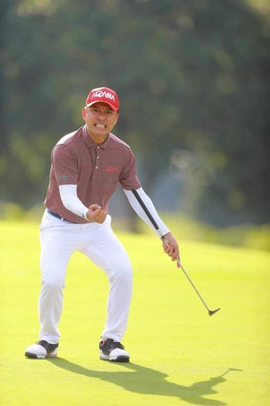 Ca sĩ Tuấn Hưng khỏe khoắn trong bộ đồ chơi golf dịp cuối tuần.
