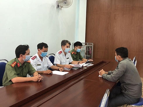 Cơ quan chức năng làm việc với ông T. 