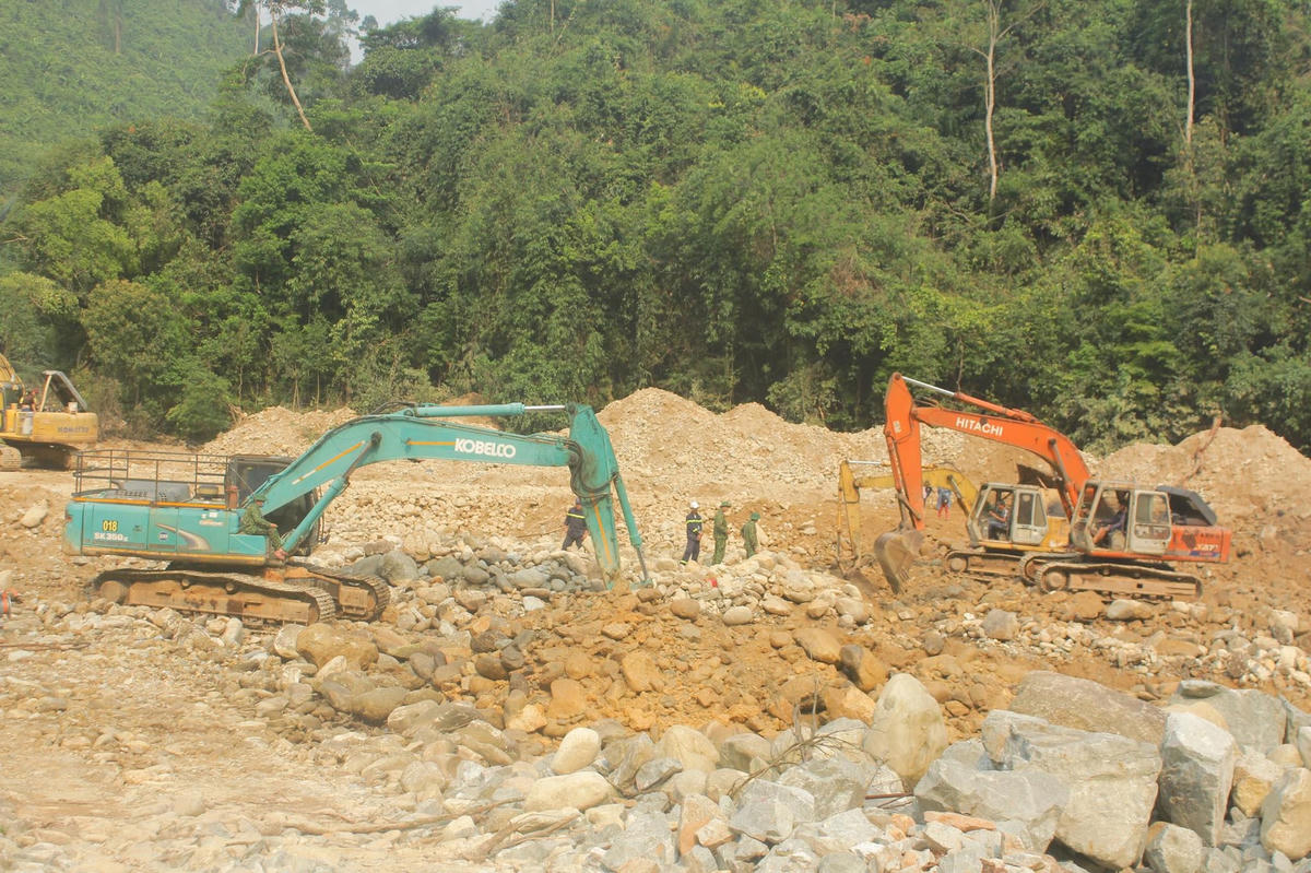 Lực lượng chức năng đang dốc toàn lực để tìm kiếm các nạn nhân mất tích tại Thuỷ điện Rào Trăng 3.