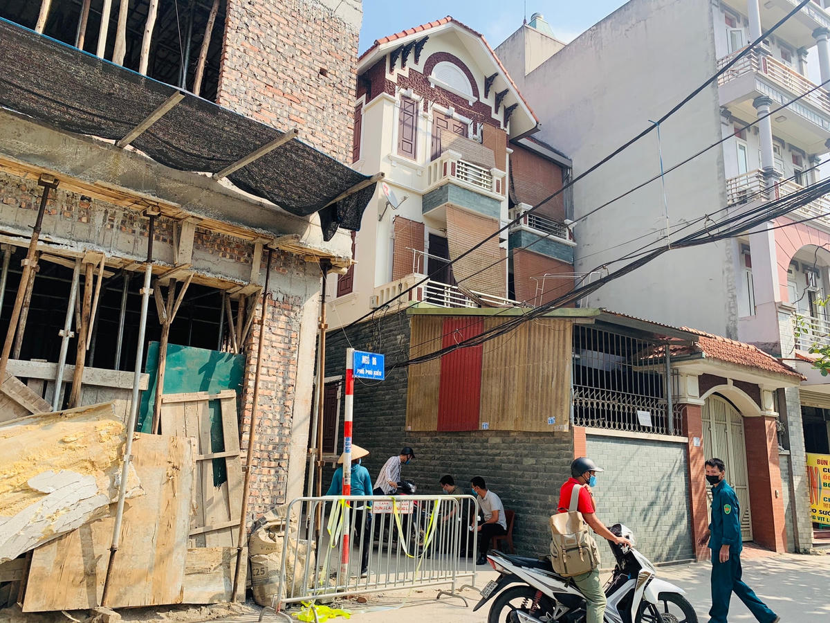 [ẢNH] Hà Nội: Cận cảnh khu vực có bệnh nhân Covid-19 tại Bắc Từ Liêm