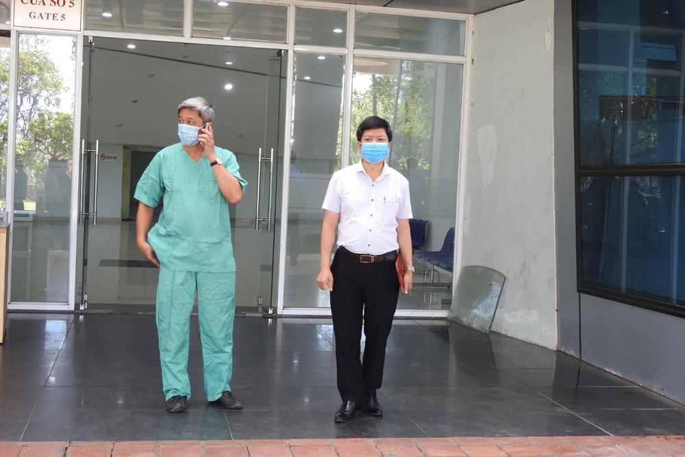 Thứ trưởng Bộ Y tế Nguyễn Trường Sơn, Trưởng Bộ phận thường trực đặc biệt phòng chống dịch Covid – 19  của Bộ Y tế tại TP Đà Nẵng; thường xuyên có mặt ở Bệnh viện dã chiến Cung thể thao Tiên Sơn để kiểm tra, theo dõi tiến độ. Ảnh: Thanh Tùng.