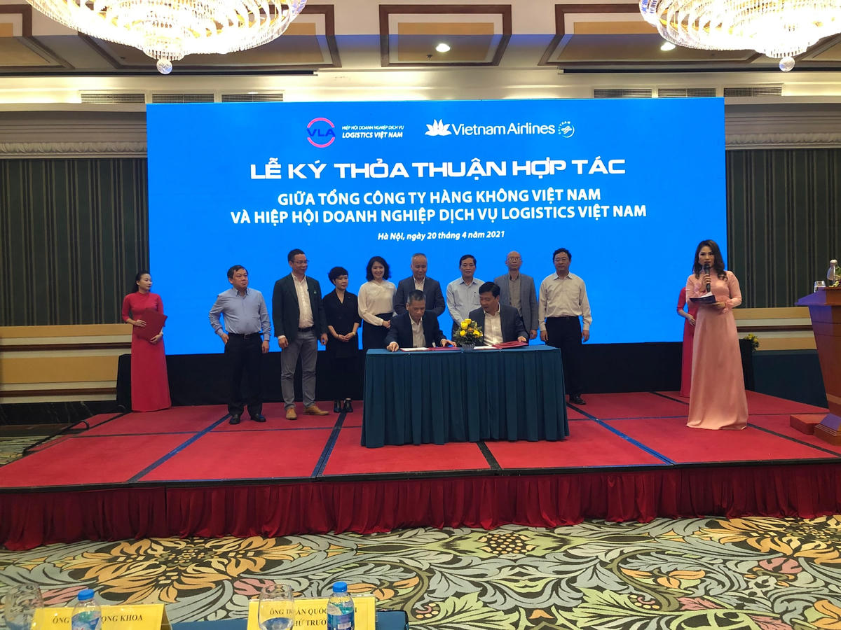 Lễ ký kết hợp tác cùng phát triển dịch vụ logistics.