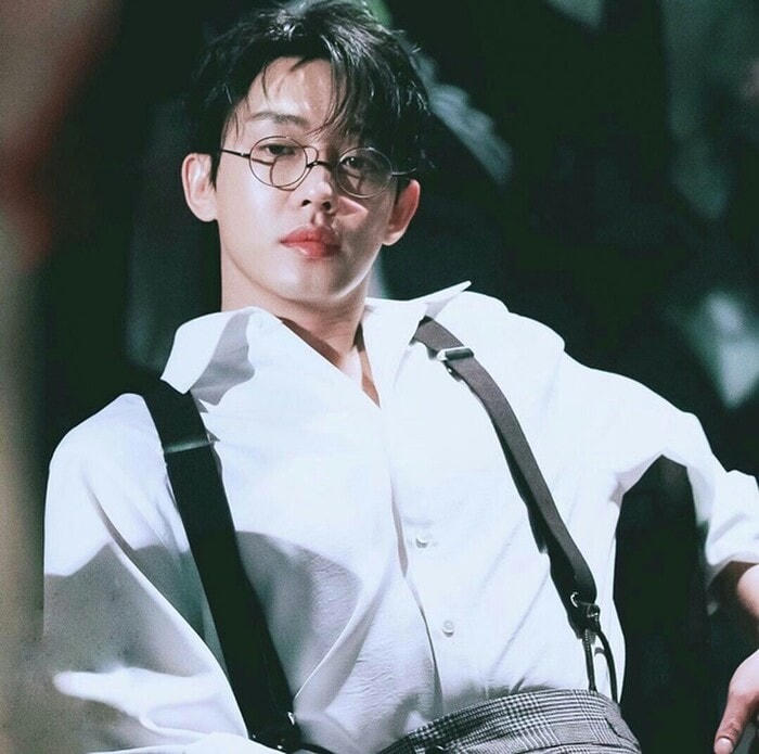 Mặc dù chỉ mới 35 tuổi, nhưng Yoo Ah In đã có tới 18 năm làm nghề và là diễn viên trẻ tuổi nhất giành được danh hiệu Ảnh đế Rồng Xanh.