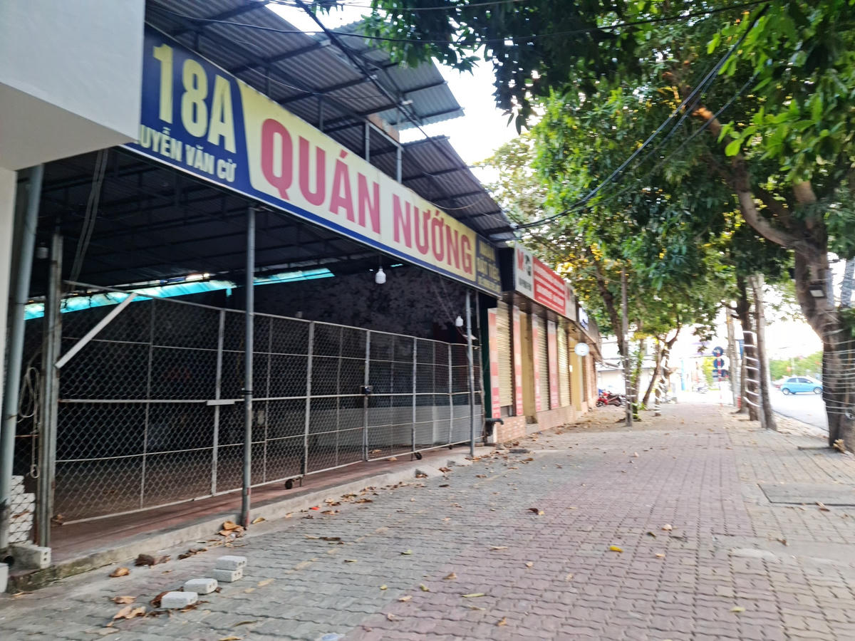 Quán hàng nghiêm túc thực hiện các quy định do chính quyền ban hành.