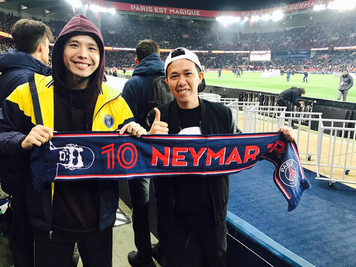 Diễn viên Anh Đức bày tỏ niềm vui khi Messi đến Pháp thi đấu, anh nhớ lại thời điểm được sang Pháp xem PSG thi đấu cùng người em thân thiết Trịnh Thăng Bình “Lúc được đến sân Công Viên Các Hoàng Tử xem PSG đá, tôi chỉ ước sẽ có 1 lần được đến Barcelona xem Messi đá. Nhưng giờ ước mơ của tôi là quay trở lại Paris càng sớm càng tốt. Chuẩn bị đặt vé nữa nha Trịnh Thăng Bình”.