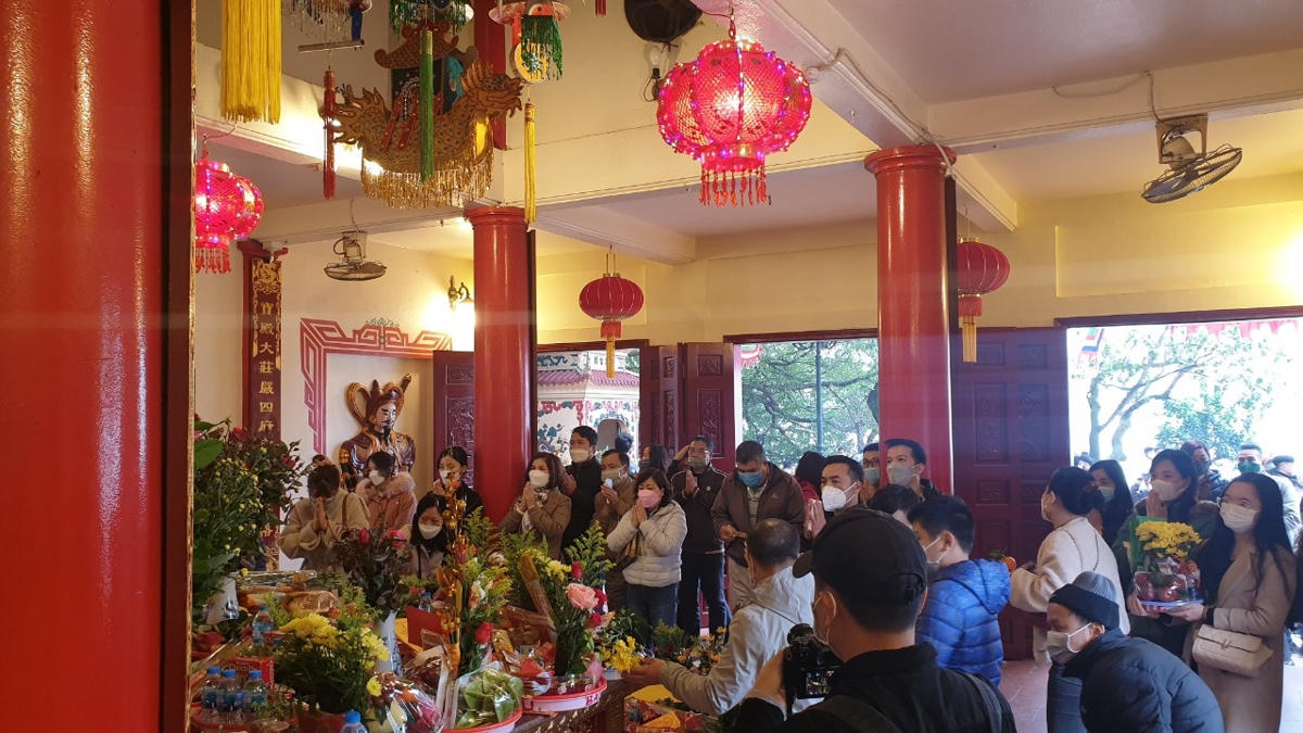 Du khách đi lễ Phủ Tây Hồ. Ảnh: Hoàng Minh.