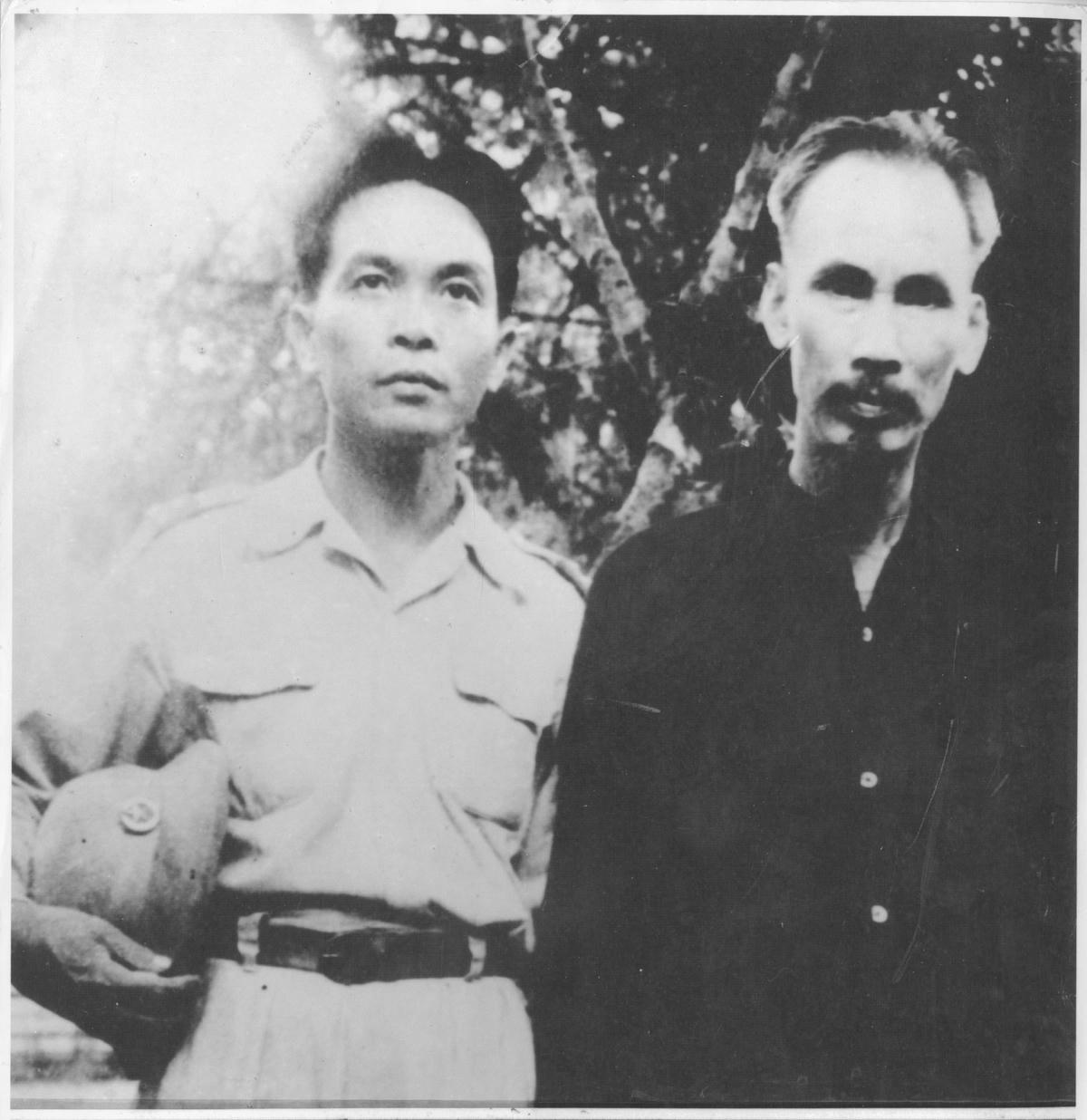 Chủ tịch Hồ Chí Minh và đồng chí Võ Nguyên Giáp trong ngày phong hàm Đại tướng cho đồng chí Võ Nguyên Giáp, tại Định Hóa, Thái Nguyên, ngày 28/5/1948. Nguồn: Gia đình Đại tướng Võ Nguyên Giáp.