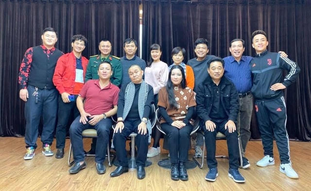 Các nghệ sĩ và ê-kíp thực hiện chương trình "Gặp nhau cuối năm" 2020.  