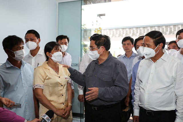 Sau cuộc làm việc với các đơn vị, Thủ tướng và đoàn công tac tới thăm hỏi, động viên người dân nơi tái định cư. Ảnh: VGP/Nhật Bắc.