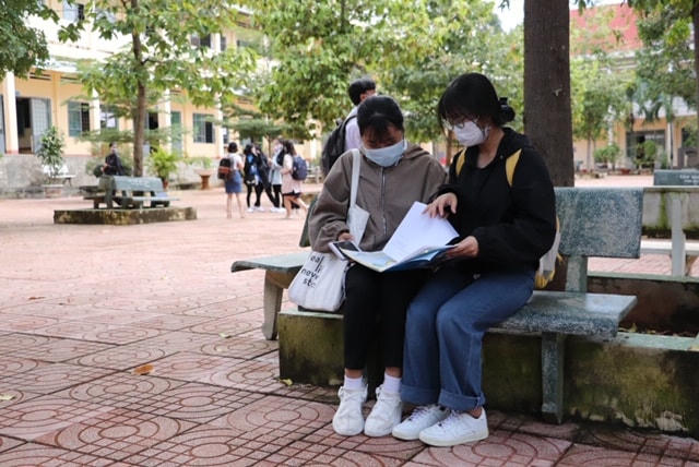 Thí sinh trao đổi đáp an sau khi kết thúc thời gian làm bài.