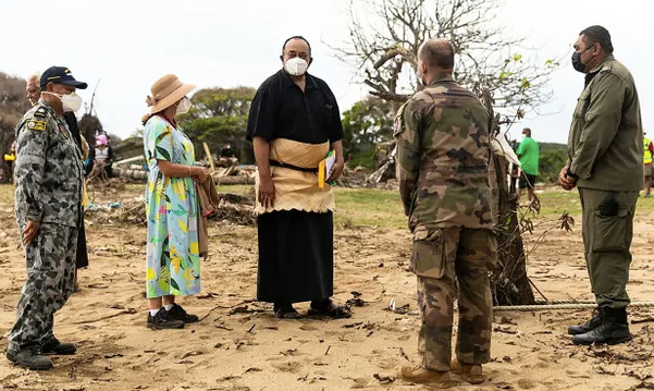 Thủ tướng Tonga Siaosi Sovaleni (giữa) và cao ủy Australia tại Tonga, Rachael Moore (giữa trái). Ảnh: The Guardian.