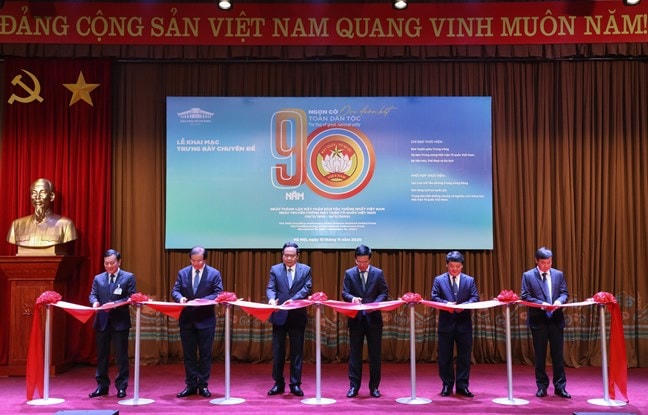 Trưng bày chuyên đề "90 năm - Ngọn cờ Đại đoàn kết toàn dân tộc”.  