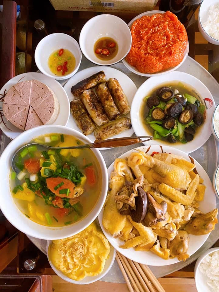 Từ Bắc vào Nam, từ thành phố đến nông thôn, cứ đến ngày này thì nhà ai cũng làm cơm tất niên để dâng cúng rồi cả nhà quây quần.