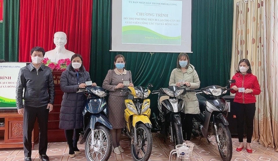 Phó Chủ tịch UBND TP Hạ Long Nguyễn Ngọc Sơn trao tặng xe máy tại trường Tiểu học và THCS Đồng Sơn.
