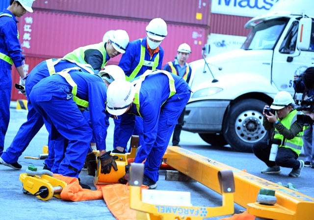 Các thiết bị chuyên dụng để cẩu đoàn tàu Nhổn - ga Hà Nội được vận chuyển về cảng Hải Phòng hơn một tháng trước.  