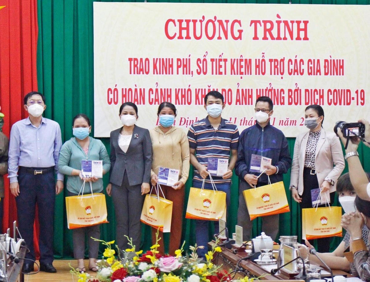 Bí thư Tỉnh ủy Hồ Quốc Dũng và Trưởng ban Dân vận Tỉnh ủy, Chủ tịch Ủy ban MTTQ Việt Nam tỉnh Nguyễn Thị Phong Vũ trao hỗ trợ cho gia đình có người mất do nhiễm Covid-19 tại các địa phương.