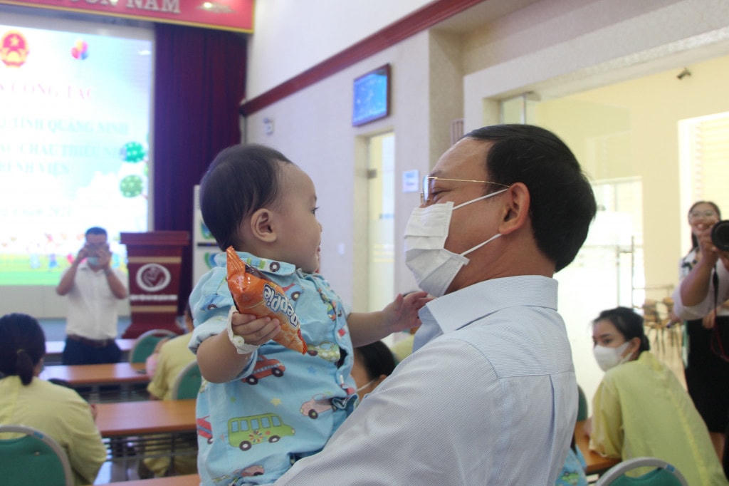 Ông Nguyễn Xuân Ký ân cần hỏi thăm tình hình sức khỏe của các bệnh nhi đang điều trị tại Bệnh viện Sản Nhi.