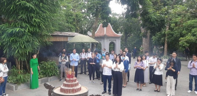 Đoàn công tác thắp hương tại các đền.